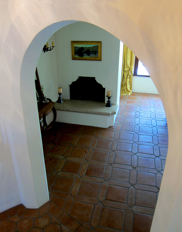 Foto di un ingresso o corridoio mediterraneo di medie dimensioni con pareti bianche, pavimento in terracotta e pavimento rosso