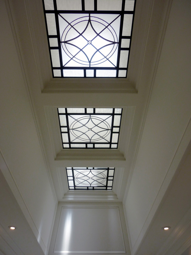 トロントにあるラグジュアリーなトランジショナルスタイルのおしゃれな廊下の写真