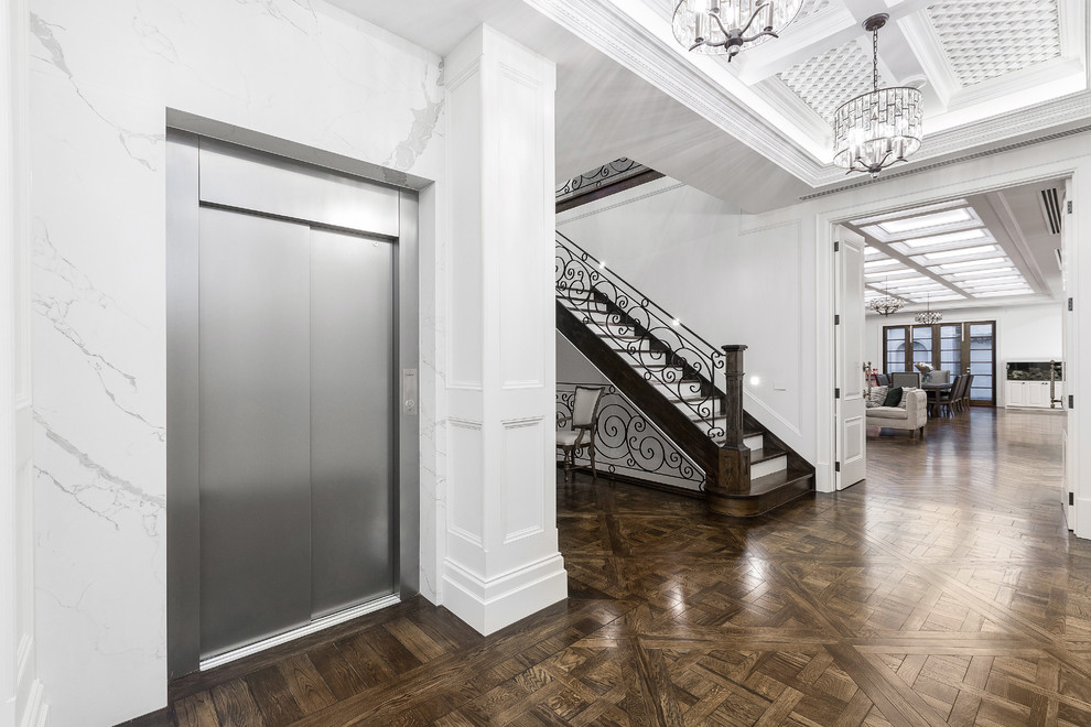 Esempio di un ampio ingresso o corridoio classico con pareti bianche, parquet scuro e pavimento marrone