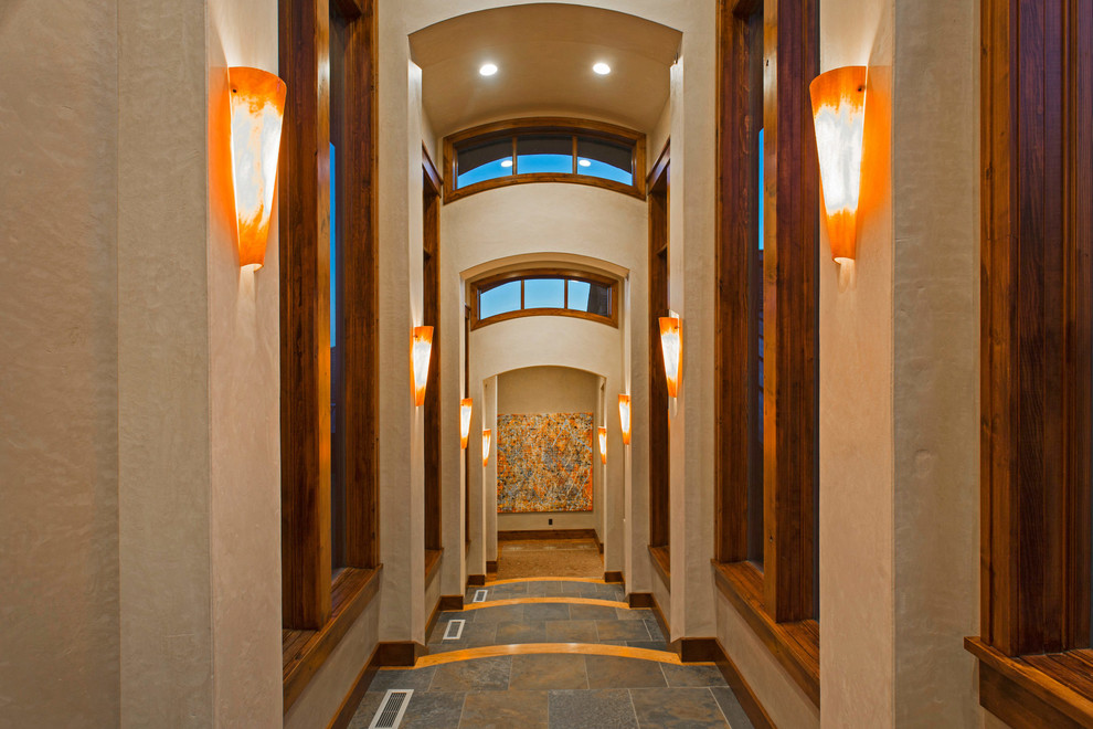 Стильный дизайн: коридор в классическом стиле с бежевыми стенами, полом из сланца и серым полом - последний тренд