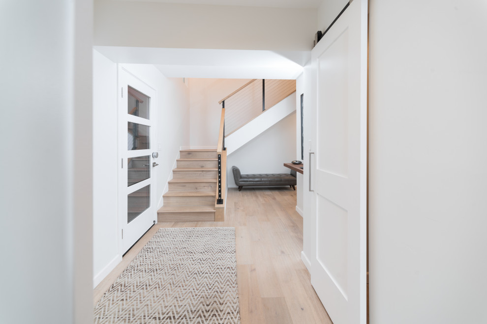 Свежая идея для дизайна: коридор среднего размера в современном стиле с серыми стенами, полом из винила и бежевым полом - отличное фото интерьера