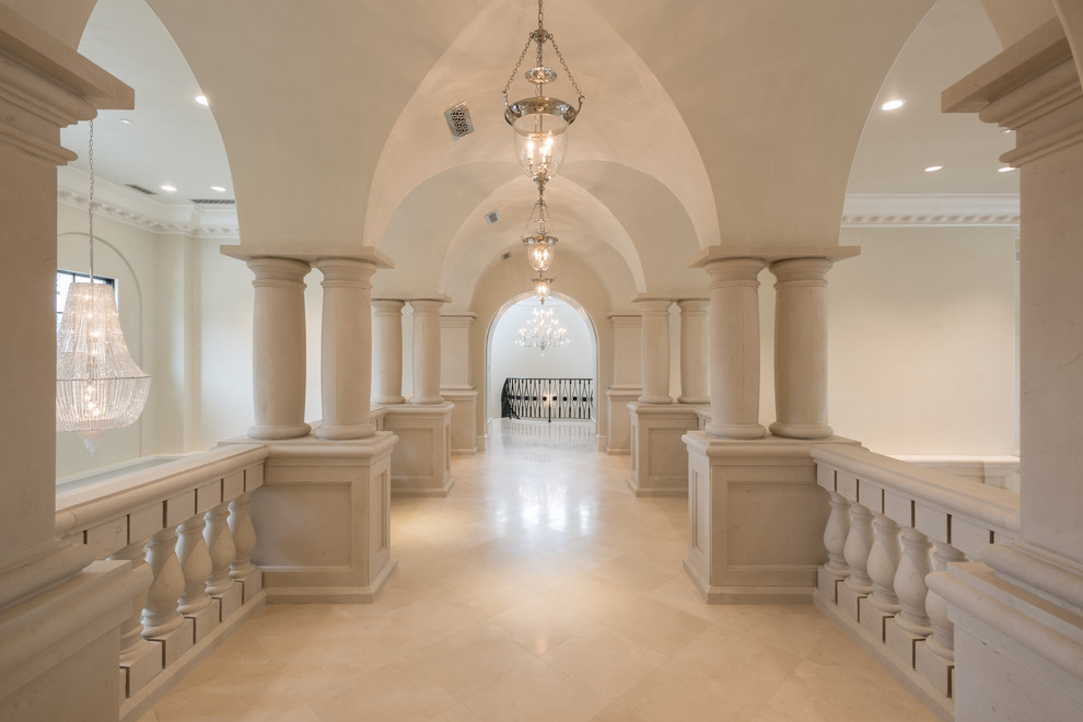 Idée de décoration pour un très grand couloir tradition avec un sol en marbre.