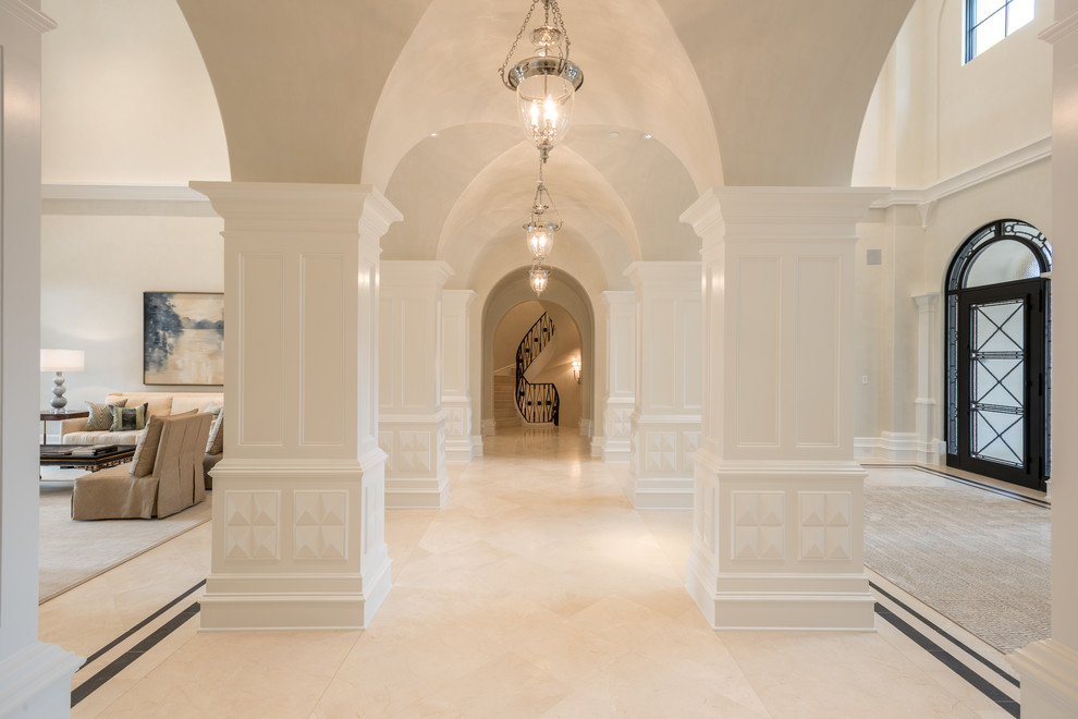 Exemple d'un très grand couloir chic avec un sol en marbre.