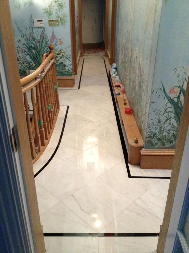 Идея дизайна: коридор в классическом стиле с разноцветными стенами и мраморным полом
