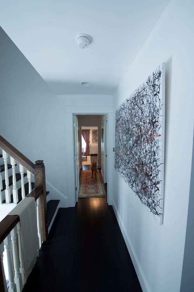 デンバーにある低価格の小さなトランジショナルスタイルのおしゃれな廊下 (白い壁、竹フローリング) の写真