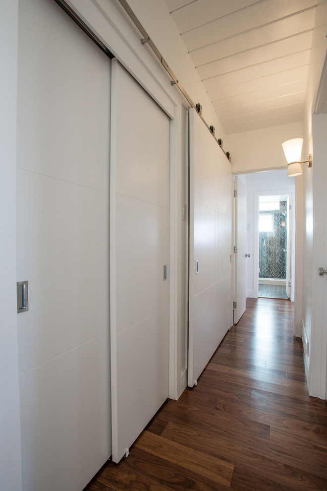 Foto di un ingresso o corridoio design di medie dimensioni con pareti bianche e pavimento in legno massello medio