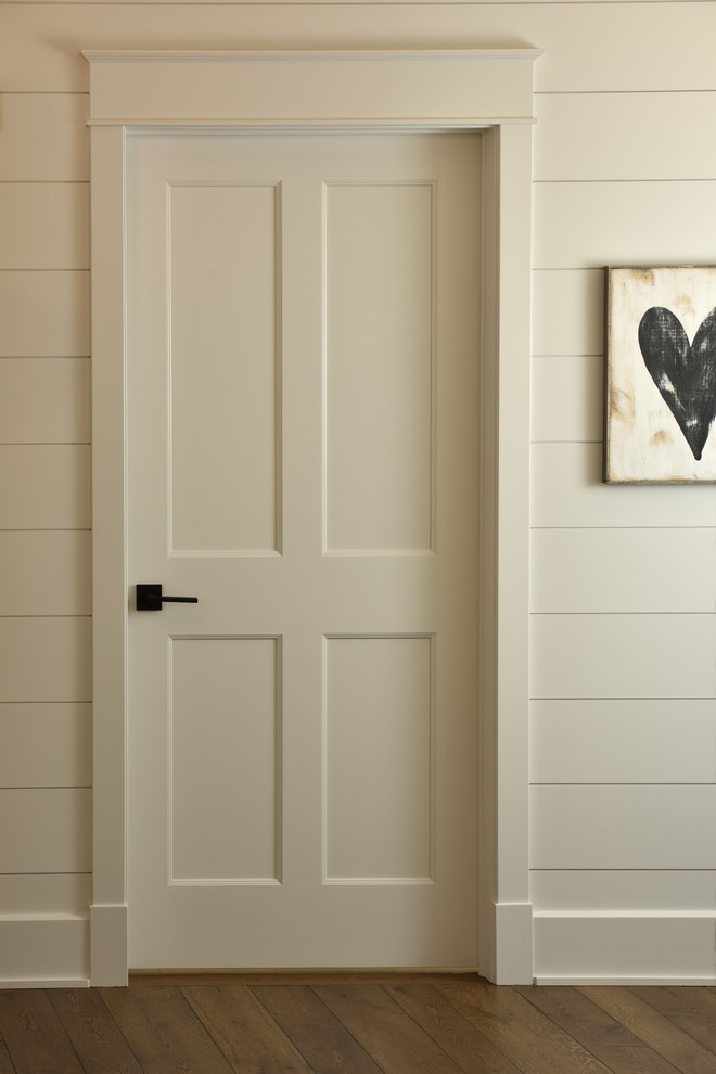 Источник вдохновения для домашнего уюта: коридор среднего размера в стиле рустика с белыми стенами и темным паркетным полом