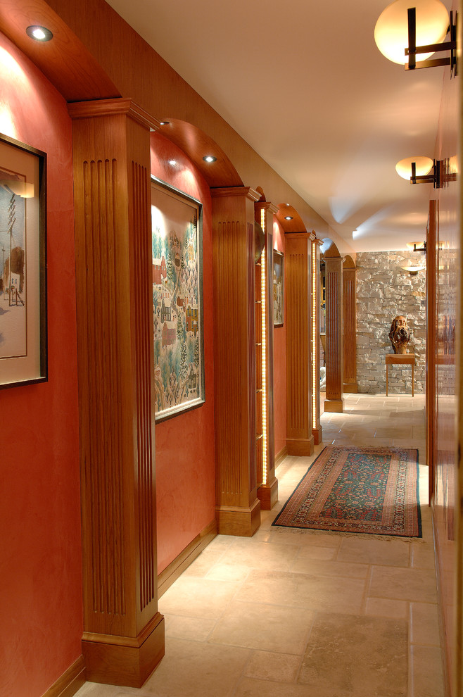 Esempio di un ingresso o corridoio chic con pareti rosse e pavimento in travertino