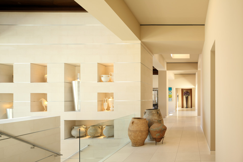 Идея дизайна: огромный коридор в современном стиле с белыми стенами, полом из известняка и белым полом