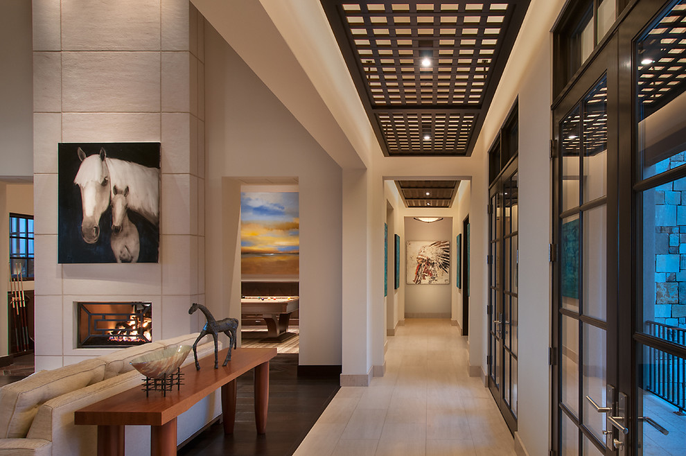 フェニックスにあるラグジュアリーな広いコンテンポラリースタイルのおしゃれな廊下 (白い壁、ライムストーンの床) の写真