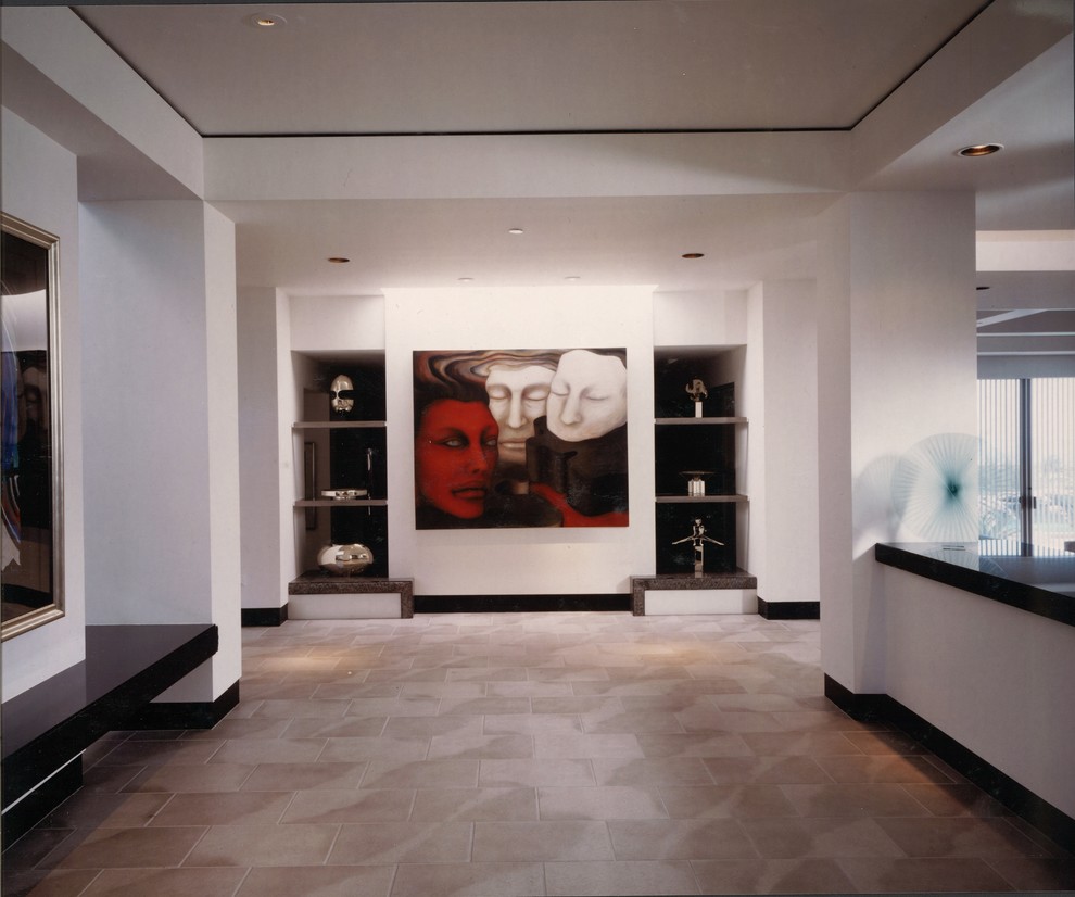 Пример оригинального дизайна: огромный коридор в современном стиле с белыми стенами и серым полом