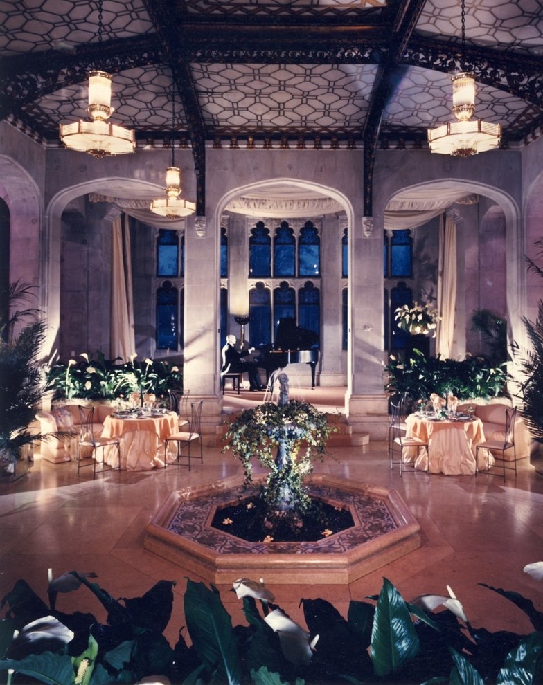 Ejemplo de recibidores y pasillos tradicionales con paredes beige y suelo de mármol