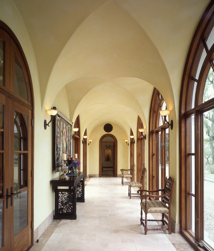 Foto de recibidores y pasillos mediterráneos grandes con paredes beige