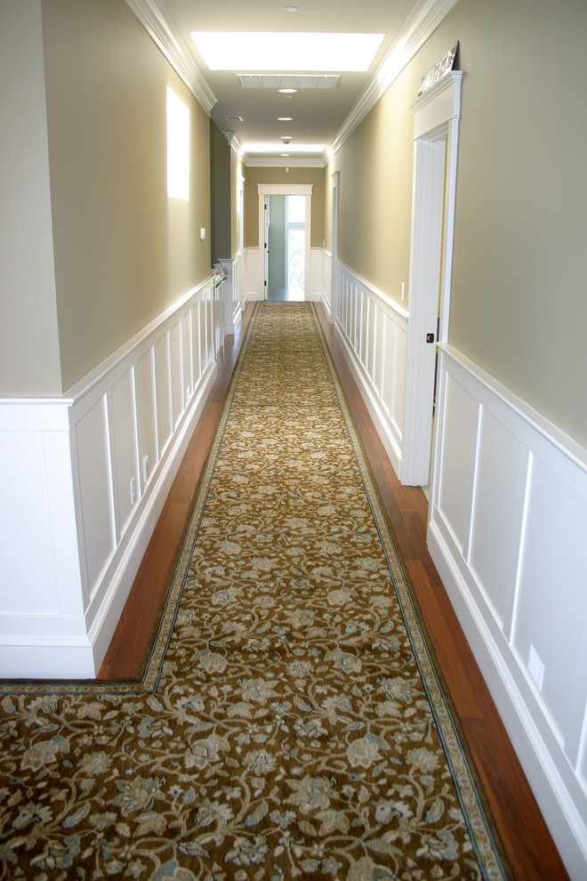 Exemple d'un grand couloir chic avec un mur beige et parquet clair.