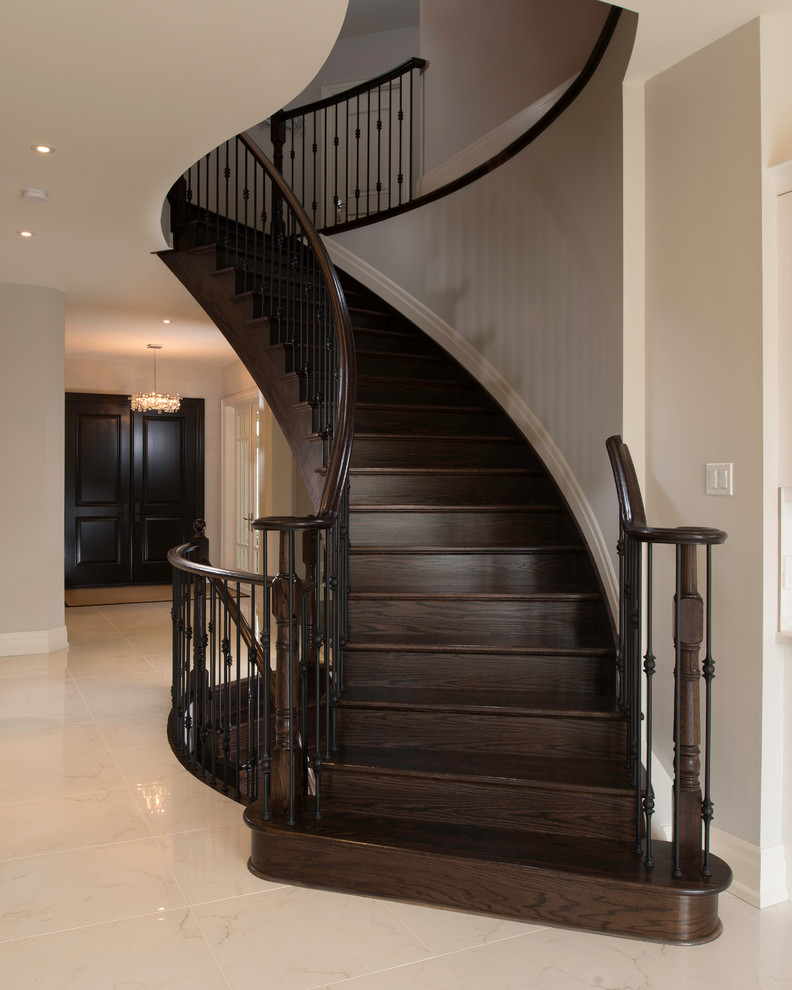 Идея дизайна: большая лестница в классическом стиле