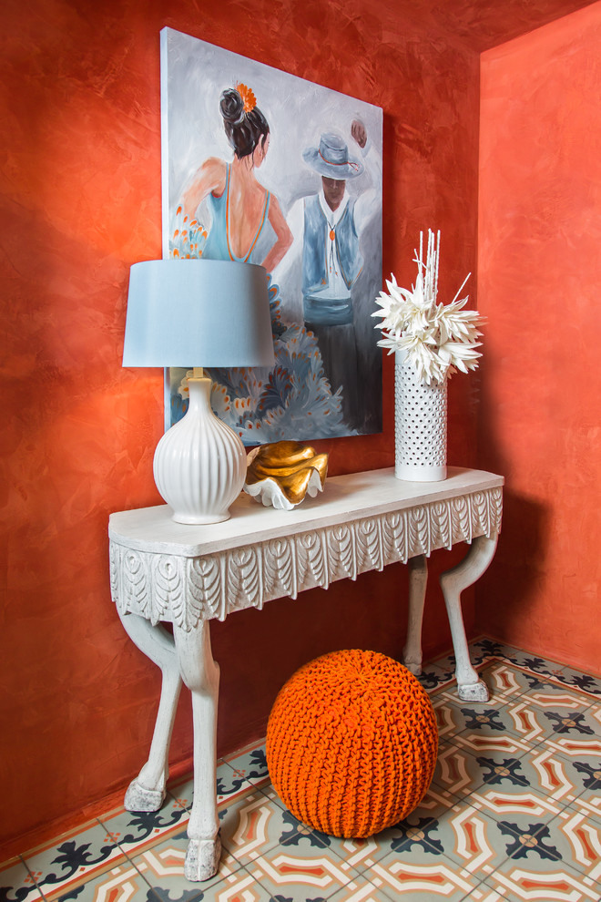 Стильный дизайн: коридор среднего размера в стиле фьюжн с оранжевыми стенами, полом из керамической плитки и серым полом - последний тренд