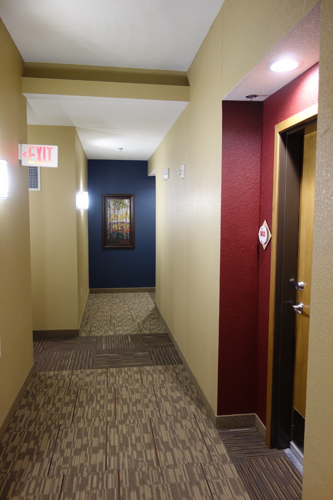 На фото: коридор среднего размера в современном стиле с разноцветными стенами и ковровым покрытием с