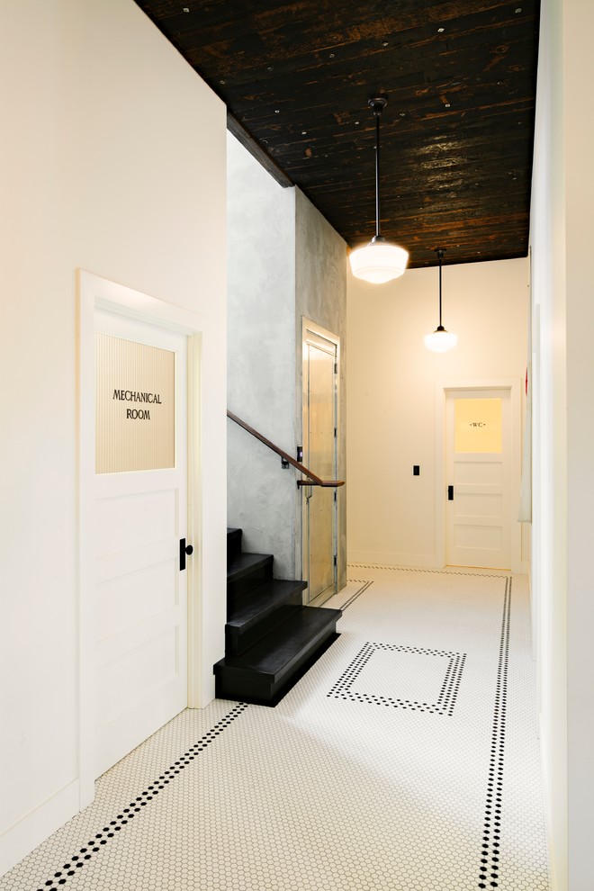 Idee per un ingresso o corridoio industriale con pareti bianche e pavimento bianco