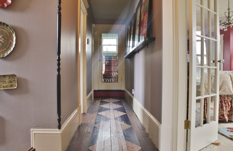 На фото: маленький коридор в стиле фьюжн с фиолетовыми стенами и деревянным полом для на участке и в саду