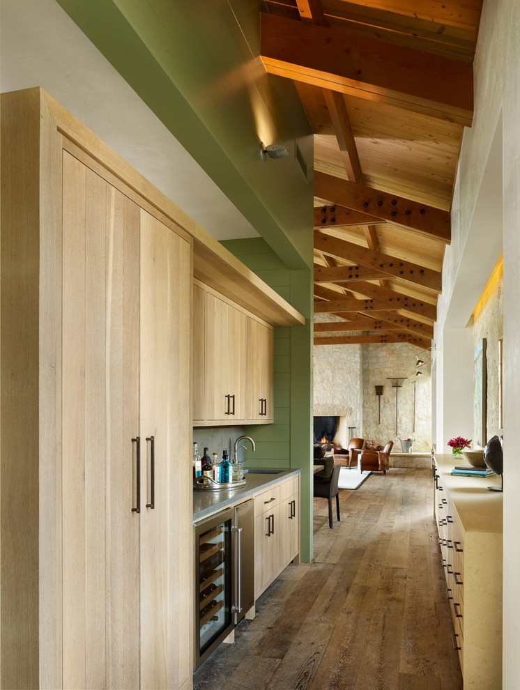 Diseño de recibidores y pasillos de tamaño medio con paredes verdes y suelo de madera en tonos medios