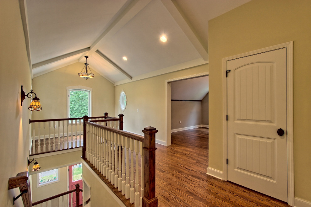 Источник вдохновения для домашнего уюта: коридор среднего размера в стиле фьюжн с желтыми стенами, паркетным полом среднего тона и коричневым полом