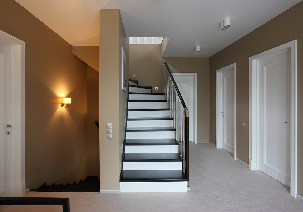 Стильный дизайн: коридор в современном стиле с бежевыми стенами и ковровым покрытием - последний тренд