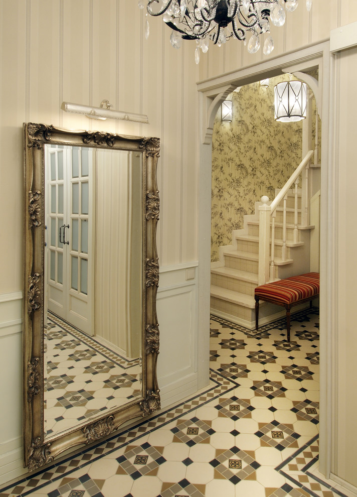 Cette image montre un couloir traditionnel avec un mur beige.