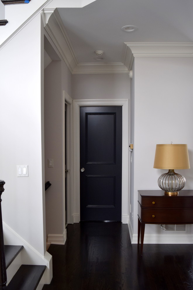 Mittelgroßer Klassischer Flur mit grauer Wandfarbe und dunklem Holzboden in New York
