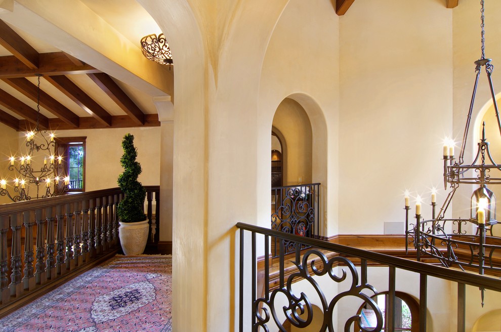 Foto de recibidores y pasillos mediterráneos de tamaño medio con paredes beige y suelo de madera en tonos medios