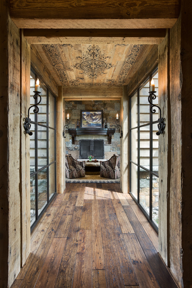 Ejemplo de recibidores y pasillos rústicos con suelo de madera oscura