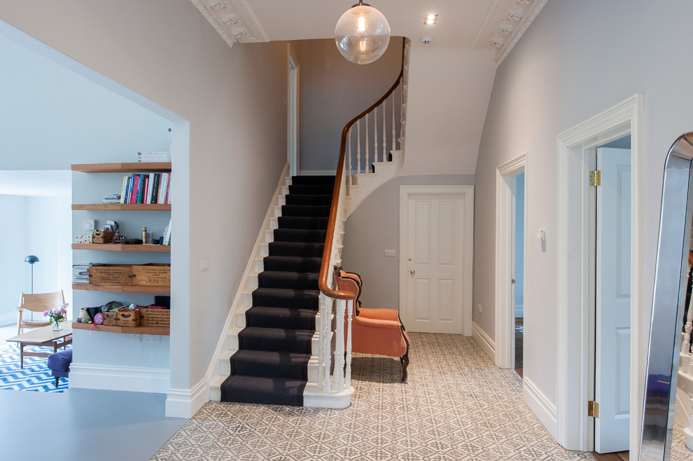 Стильный дизайн: коридор в современном стиле с серыми стенами, полом из керамической плитки и разноцветным полом - последний тренд