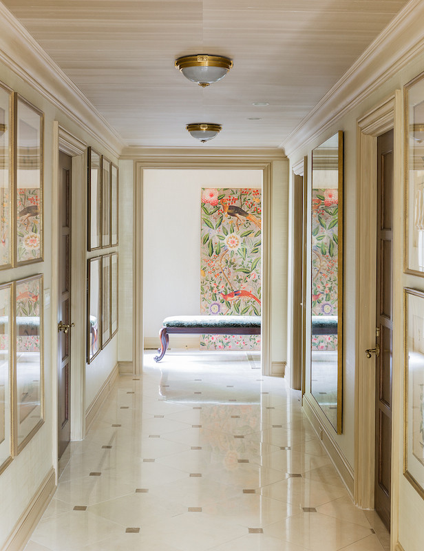 Diseño de recibidores y pasillos clásicos grandes con paredes beige, suelo de mármol y iluminación