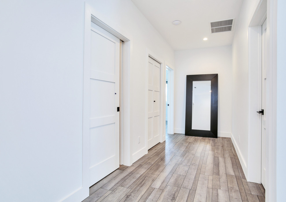 Источник вдохновения для домашнего уюта: коридор среднего размера в стиле лофт с белыми стенами и бежевым полом
