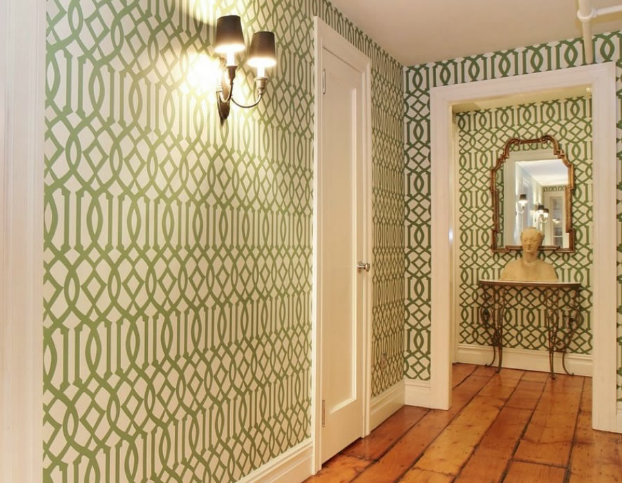 Источник вдохновения для домашнего уюта: коридор среднего размера в викторианском стиле с разноцветными стенами и светлым паркетным полом