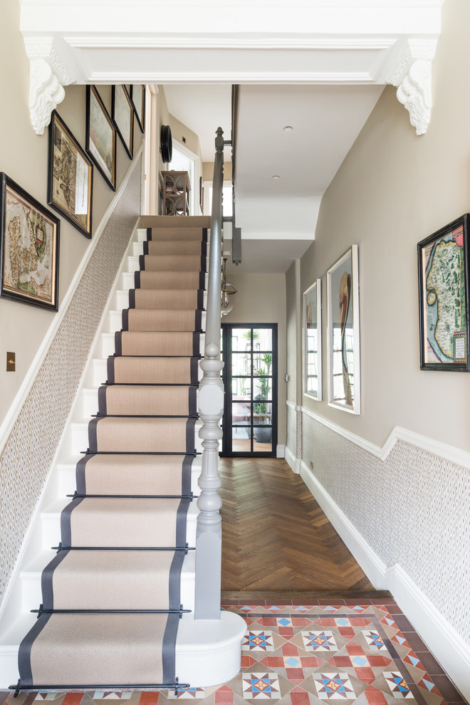 Стильный дизайн: коридор в современном стиле с белыми стенами, полом из бамбука и коричневым полом - последний тренд