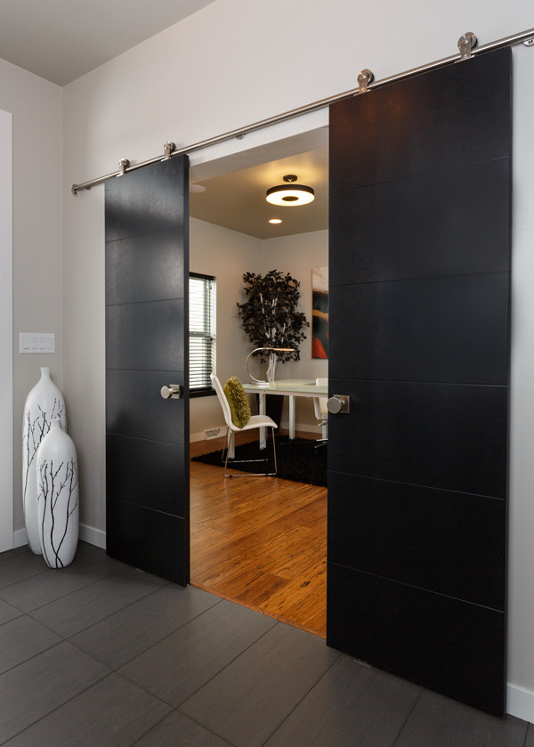 Idee per un grande ingresso o corridoio moderno con pareti beige, pavimento in gres porcellanato e pavimento grigio