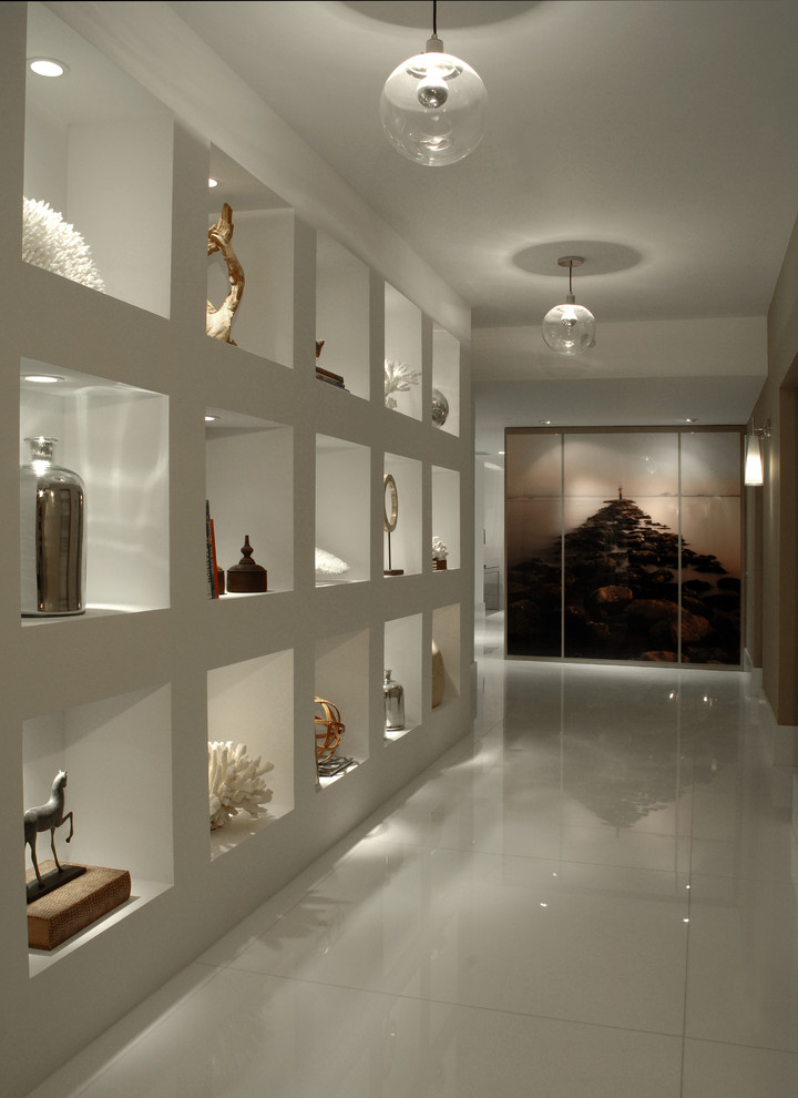 На фото: коридор в современном стиле с белыми стенами с