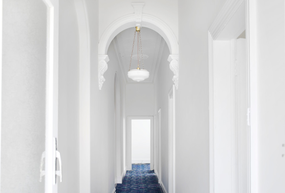 На фото: коридор в викторианском стиле с белыми стенами, ковровым покрытием и разноцветным полом