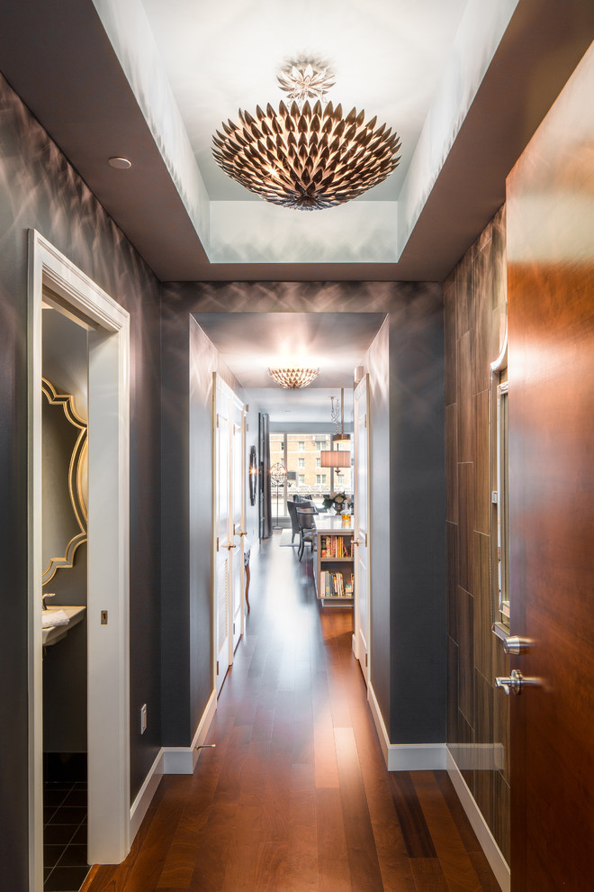 На фото: коридор среднего размера в современном стиле с серыми стенами, темным паркетным полом и коричневым полом с