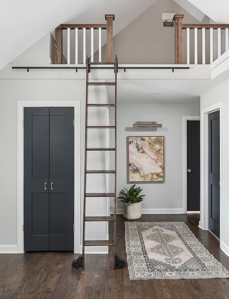 Источник вдохновения для домашнего уюта: коридор среднего размера в стиле неоклассика (современная классика) с серыми стенами, паркетным полом среднего тона и коричневым полом