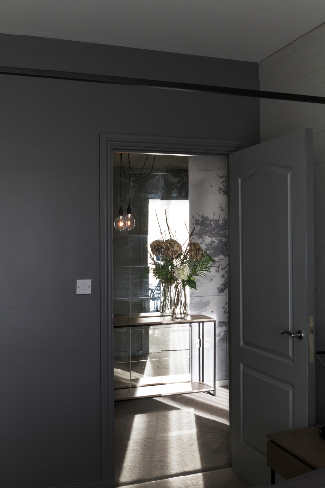 Idee per un ingresso o corridoio minimal di medie dimensioni con pareti grigie, moquette e pavimento grigio
