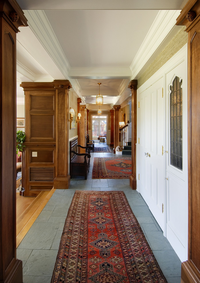 На фото: коридор в классическом стиле с бежевыми стенами и полом из сланца