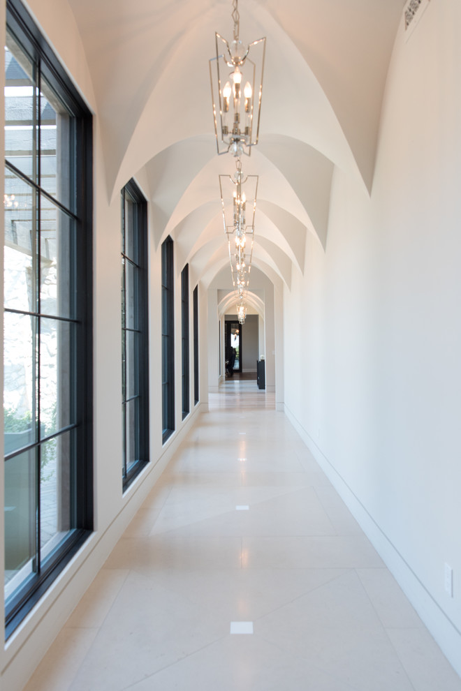 Пример оригинального дизайна: коридор в стиле неоклассика (современная классика) с белыми стенами и бежевым полом