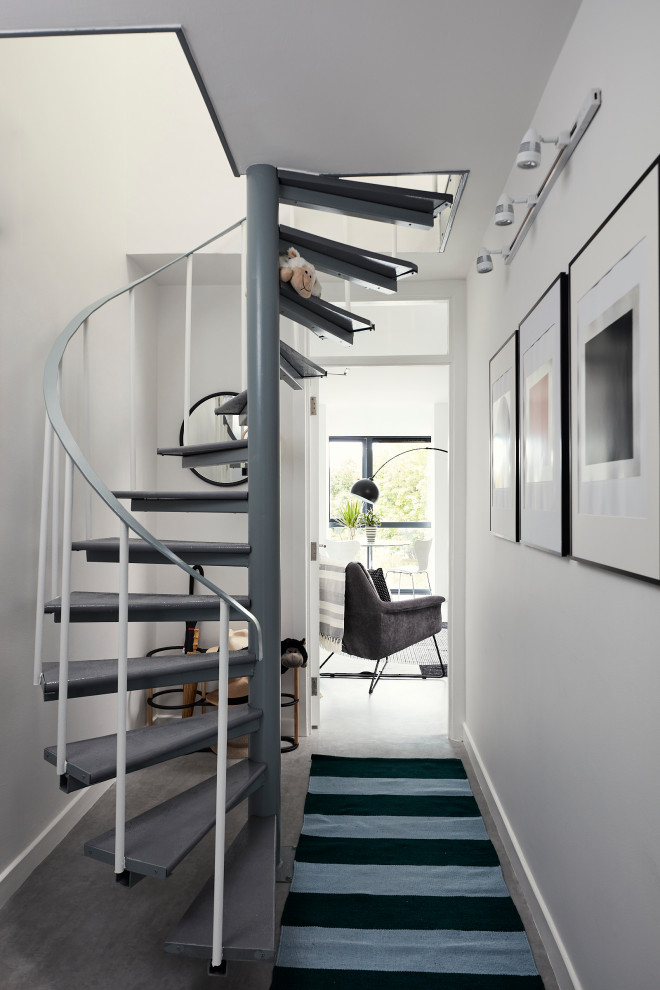 Стильный дизайн: лестница среднего размера в стиле лофт - последний тренд