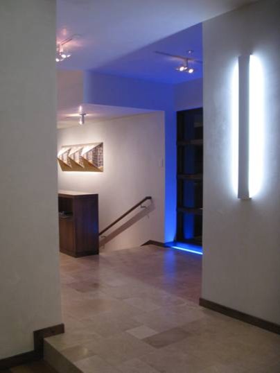 Immagine di un ingresso o corridoio moderno