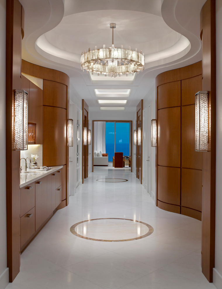 На фото: огромный коридор в современном стиле с белыми стенами, мраморным полом и белым полом
