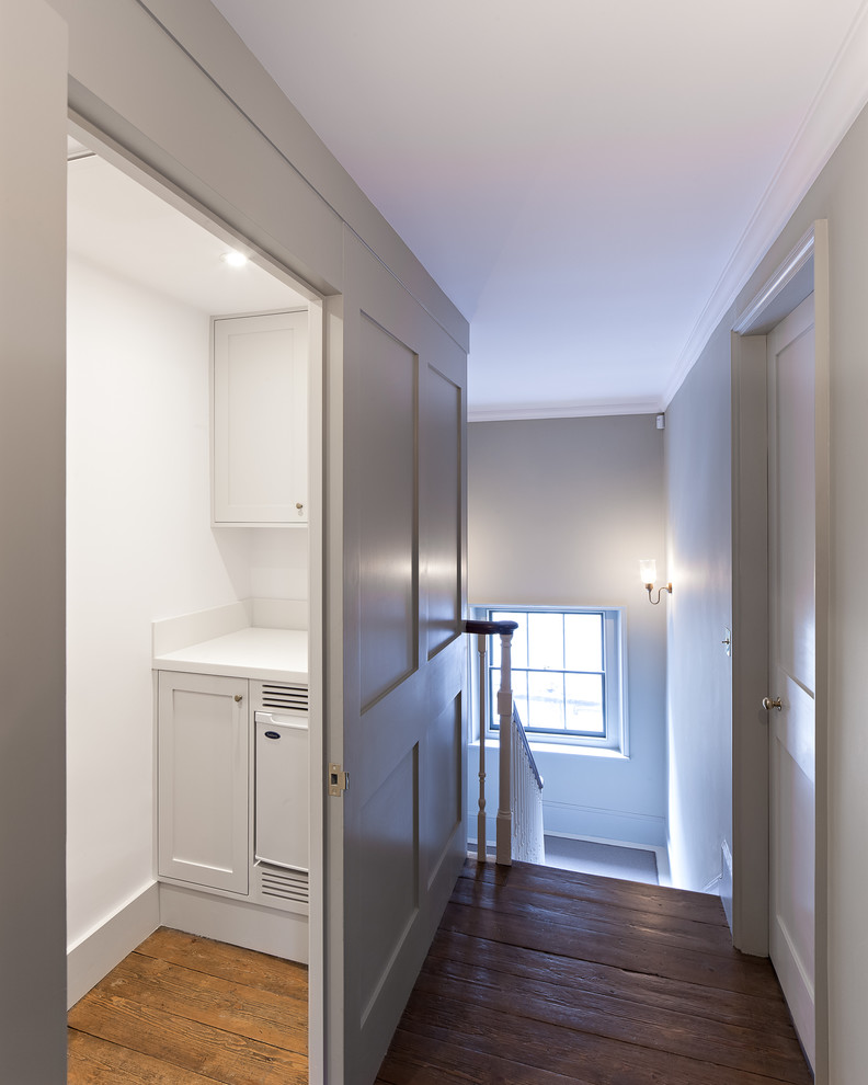 Свежая идея для дизайна: коридор в классическом стиле - отличное фото интерьера