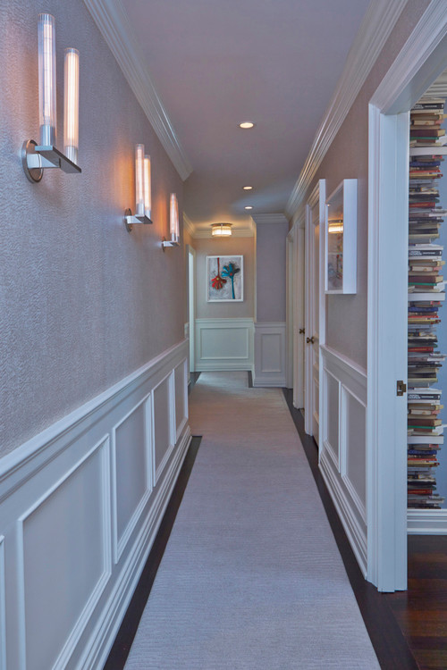 На фото: коридор среднего размера в стиле неоклассика (современная классика) с серыми стенами и ковровым покрытием с