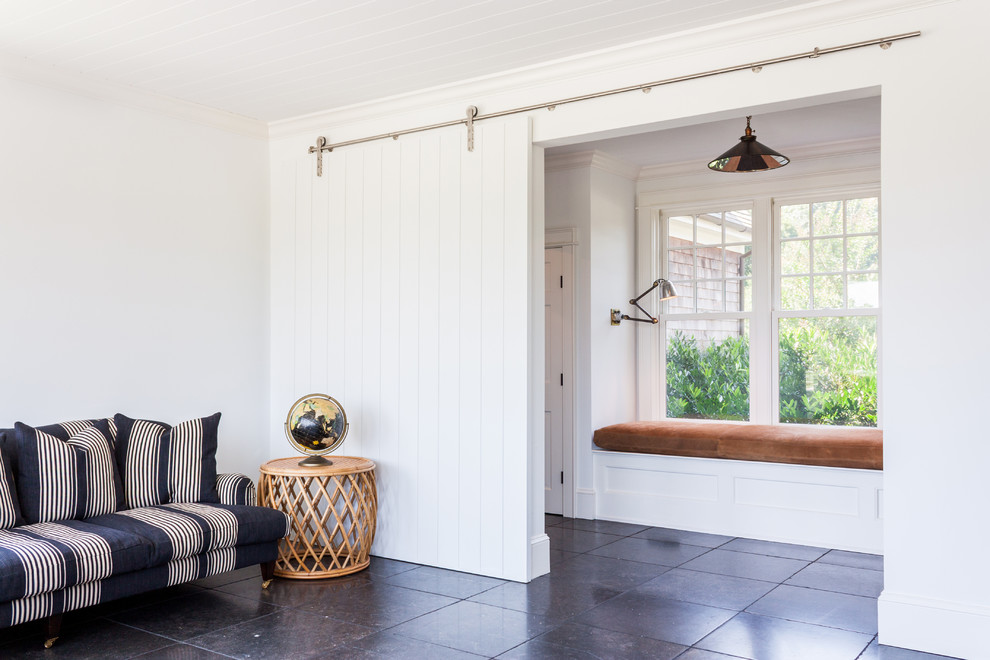 Источник вдохновения для домашнего уюта: коридор в морском стиле с белыми стенами