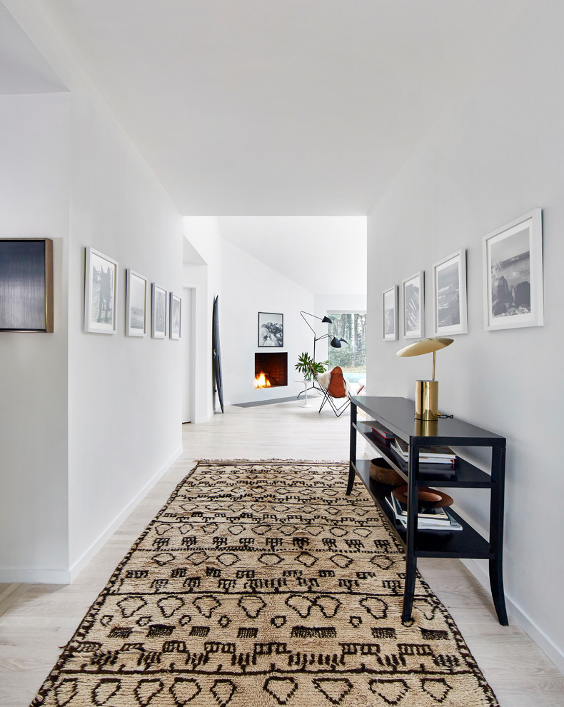 Idéer för mellanstora minimalistiska hallar, med vita väggar, ljust trägolv och vitt golv